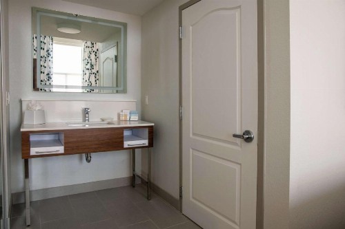 Hampton Inn & Suites Sherman Oaks - image 27