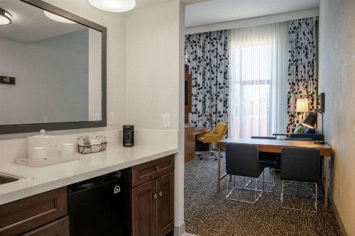 Hampton Inn & Suites Sherman Oaks - image 36