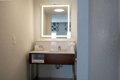 Hampton Inn & Suites Sherman Oaks - image 37