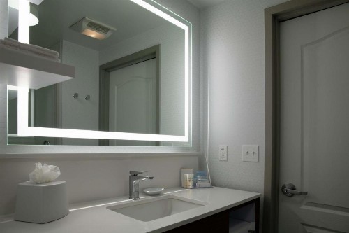 Hampton Inn & Suites Sherman Oaks - image 39