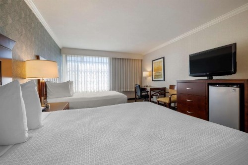 Best Western Plus Carriage Inn - image 23