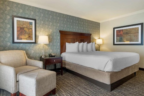 Best Western Plus Carriage Inn - image 29