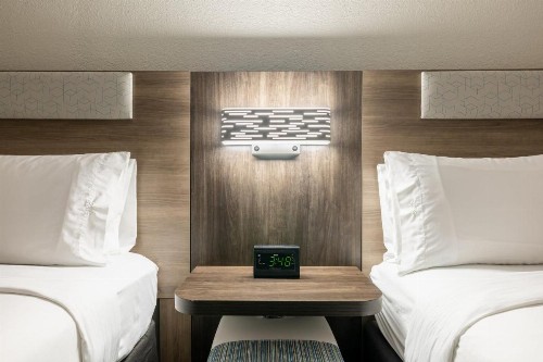 Holiday Inn Express Van Nuys - image 21
