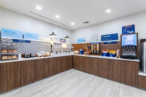 Holiday Inn Express Van Nuys - image 32