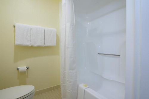 Airtel Plaza Hotel - image 17
