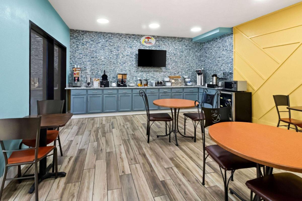 Super 8 by Wyndham Vandalia/Dayton International Airport - image 2