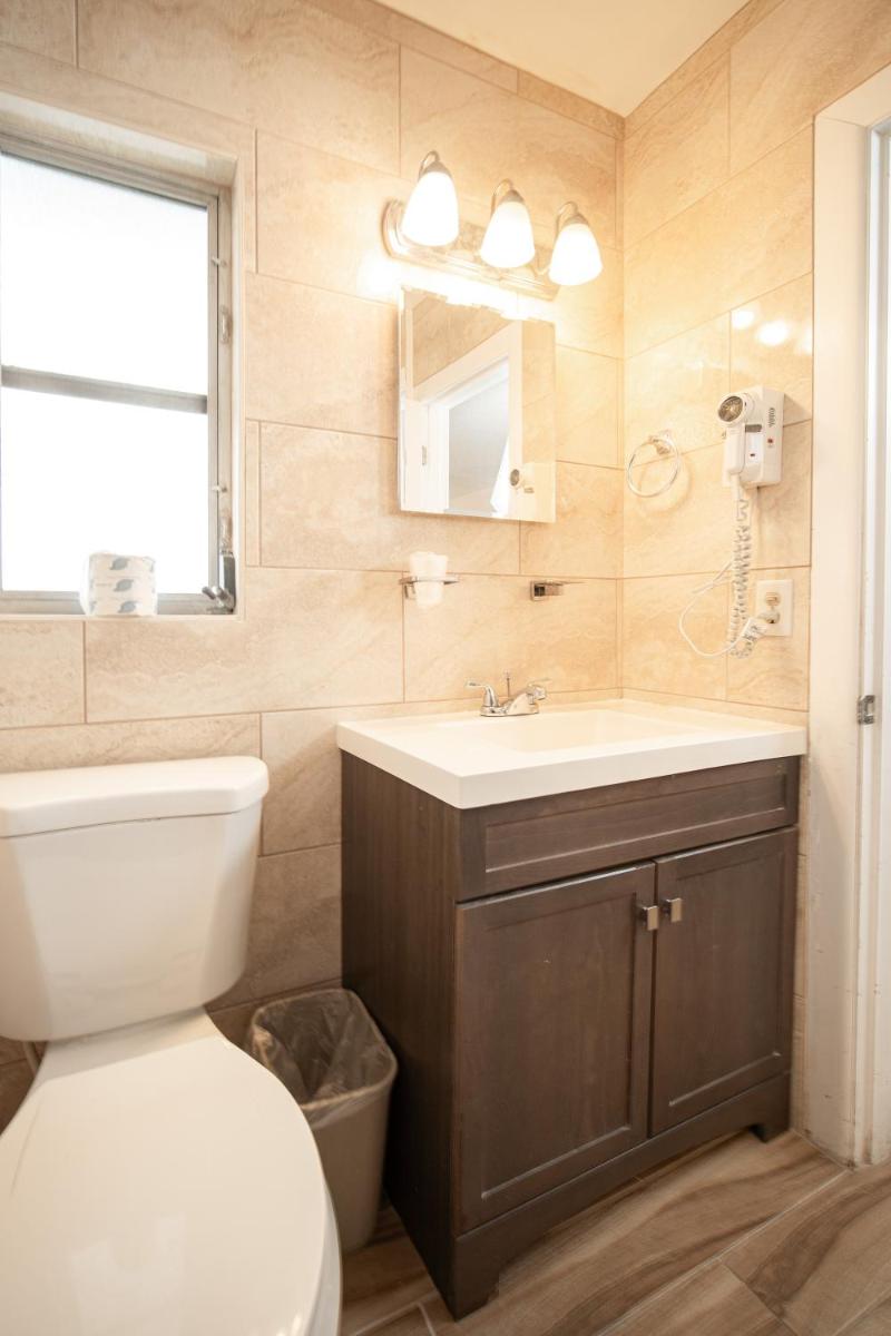 Island Sun Inn & Suites - Venice Florida Historic Downtown & Beach Getaway - image 3
