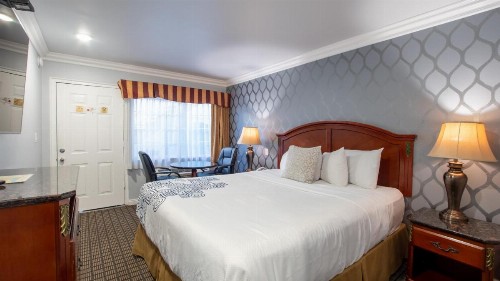 Crystal Lodge Motel - image 19