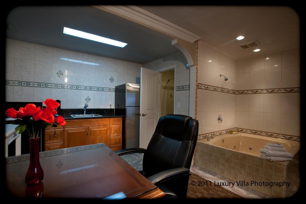 Crystal Lodge Motel - image 3
