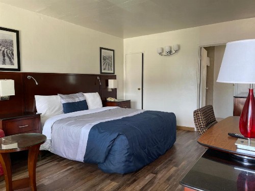 Travelers Beach Inn - image 18
