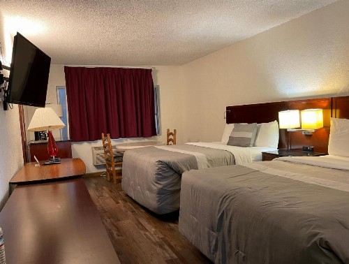 Travelers Beach Inn - image 9