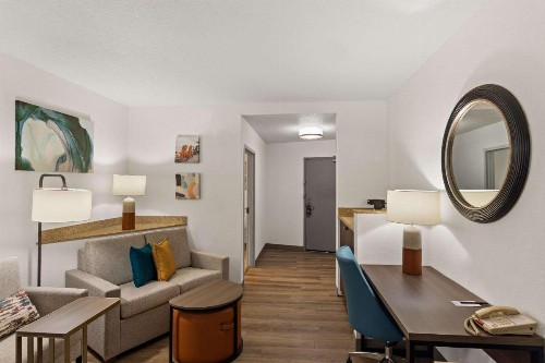 Comfort Suites Vero Beach I-95 - image 16