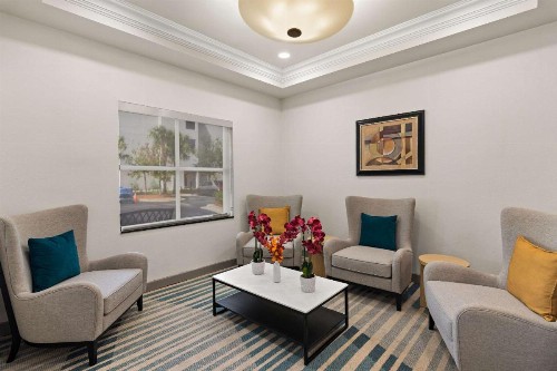 Comfort Suites Vero Beach I-95 - image 2