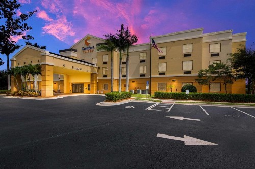 Comfort Suites Vero Beach I-95 - image 27