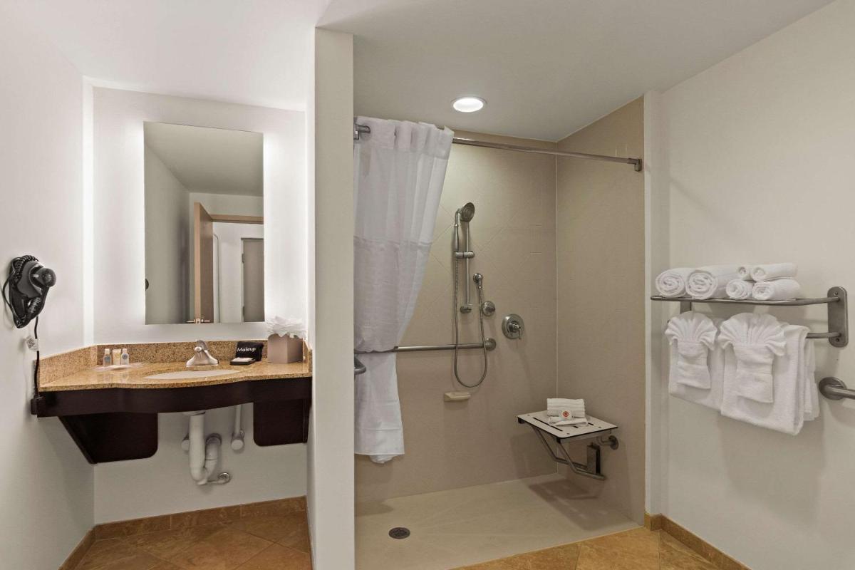 Comfort Suites Vero Beach I-95 - image 7