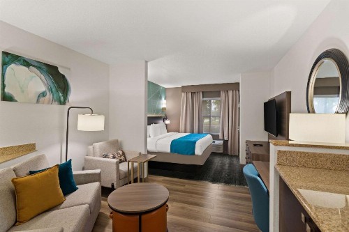 Comfort Suites Vero Beach I-95 - image 9