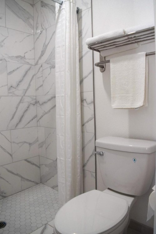 Mojave Inn - image 10