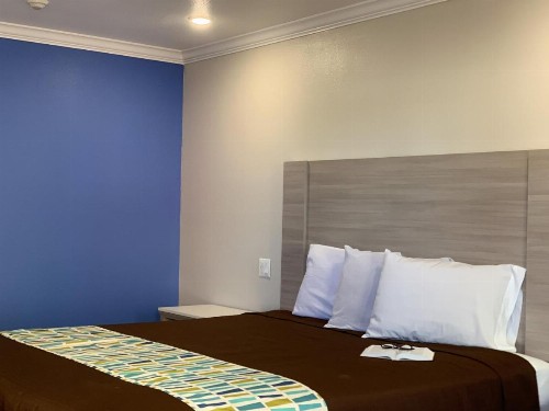 Mojave Inn - image 12