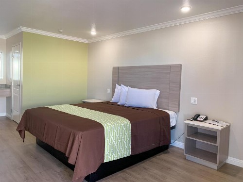 Mojave Inn - image 14