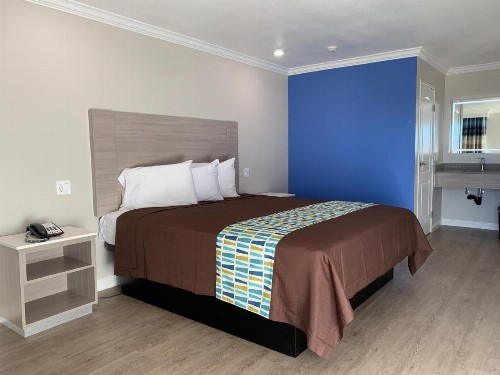 Mojave Inn - image 19