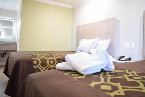 Mojave Inn - image 30