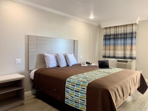 Mojave Inn - image 33