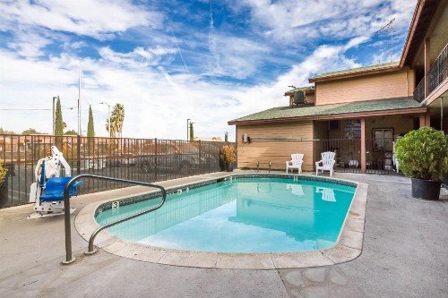OYO Hotel Victorville Mojave Dr - 2 mi from Victor Valley Global Medical Center