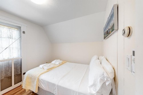 Oak Bluffs Cottage - image 11