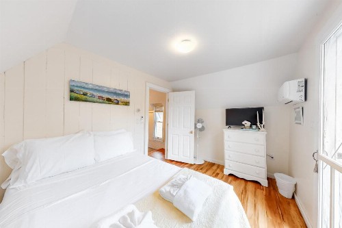 Oak Bluffs Cottage - image 12