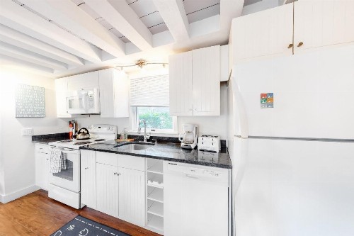 Oak Bluffs Cottage - image 8