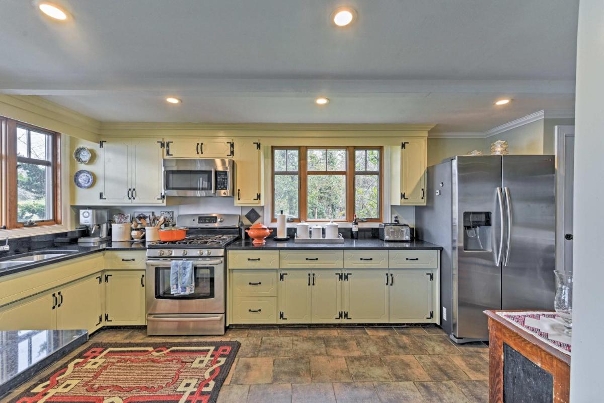 Waterfront Vineyard Haven Home near Main Street! - main image