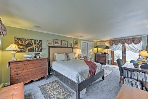 Waterfront Vineyard Haven Home near Main Street! - image 10