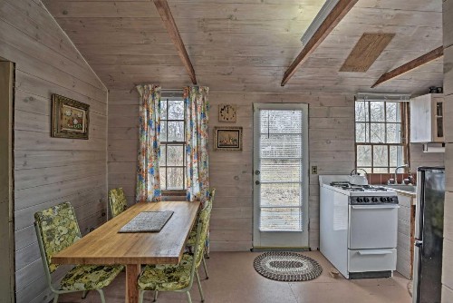 Cozy Cottage on Marthas Vineyard Less Than 1 Mi to Beaches