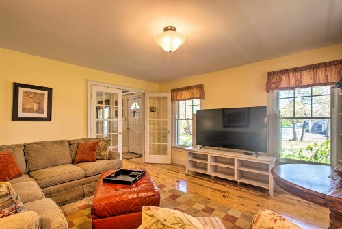 Traditional Marthas Vineyard Home with Porch and Yard - image 10