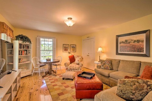 Traditional Marthas Vineyard Home with Porch and Yard - image 11