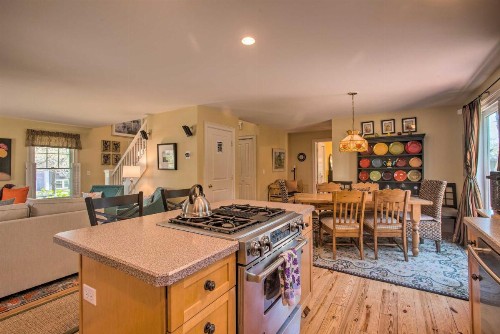 Traditional Marthas Vineyard Home with Porch and Yard - image 8