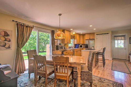 Traditional Marthas Vineyard Home with Porch and Yard - image 9