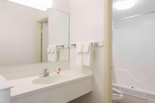 Howard Johnson by Wyndham Virginia Beach - image 6