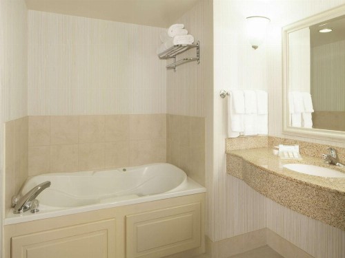 Hilton Garden Inn Virginia Beach Town Center - image 19