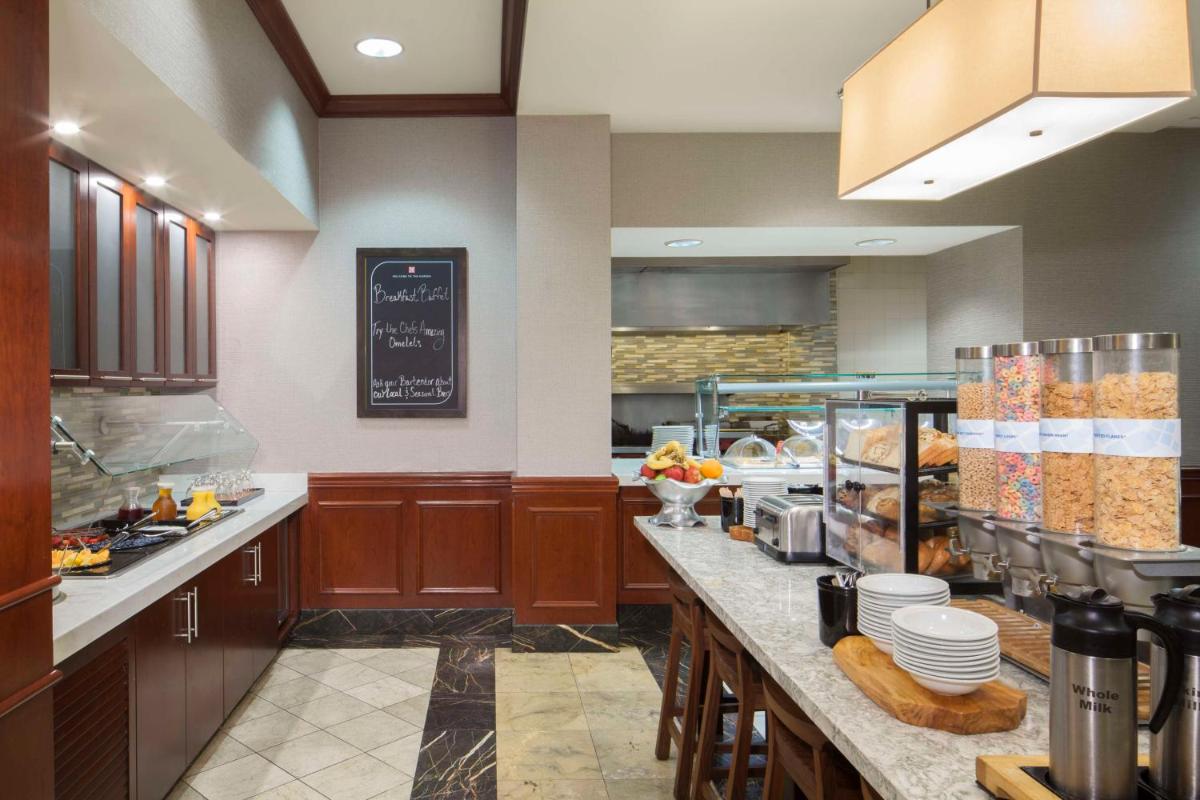 Hilton Garden Inn Virginia Beach Town Center - image 2