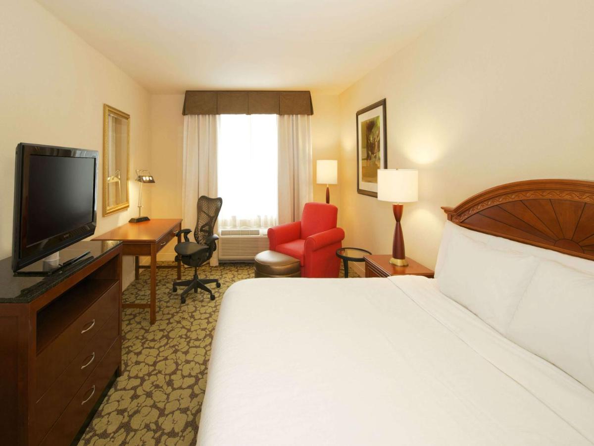 Hilton Garden Inn Virginia Beach Town Center - image 6