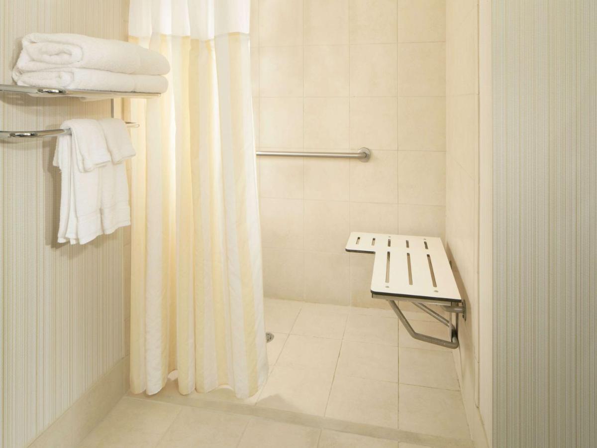 Hilton Garden Inn Virginia Beach Town Center - image 7