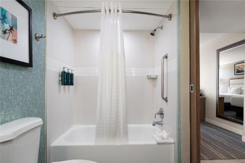 DoubleTree by Hilton Virginia Beach - image 19