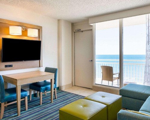 Comfort Suites Beachfront - image 10