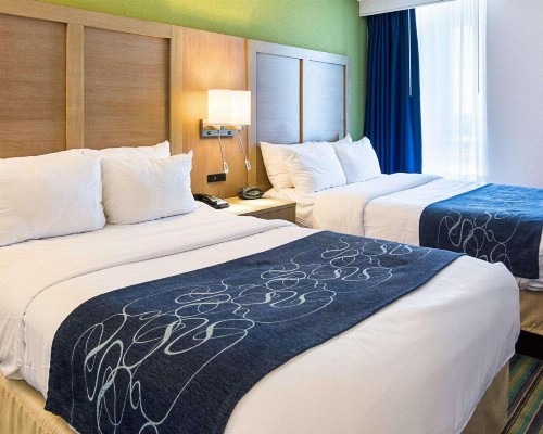 Comfort Suites Beachfront - image 12