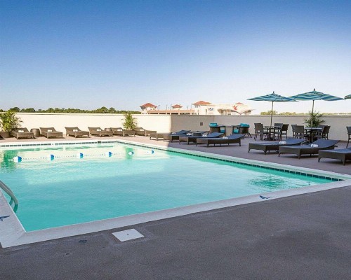 Comfort Suites Beachfront - image 13