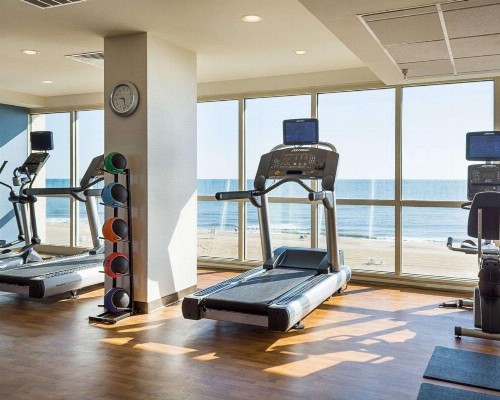 Comfort Suites Beachfront - image 16