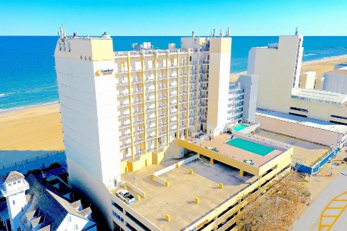 Comfort Suites Beachfront - image 18