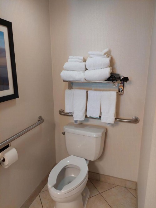 Comfort Suites Beachfront - image 21