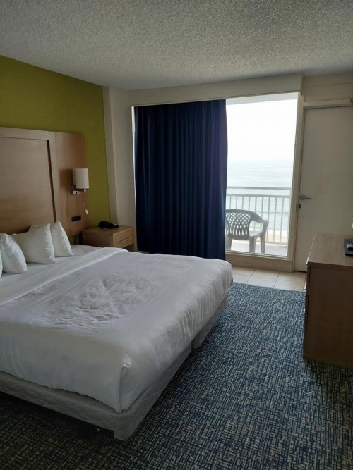 Comfort Suites Beachfront - image 22